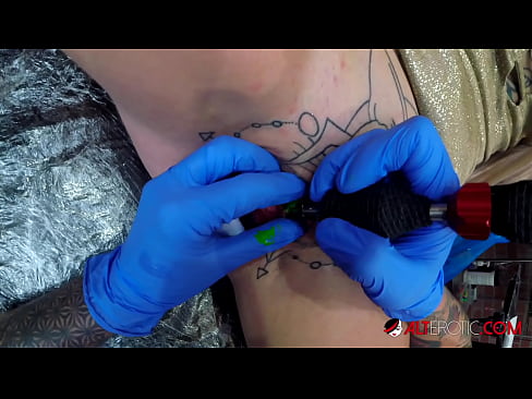 ❤️ Extreem getatoeëerde hottie Sully Savage kreeg een tatoeage op haar clitoris ️ Sex at us